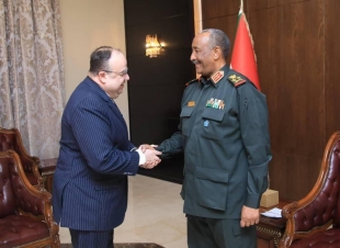 البرهان يمنح السفير المصري وسام النيلين من الطبقة الأولى