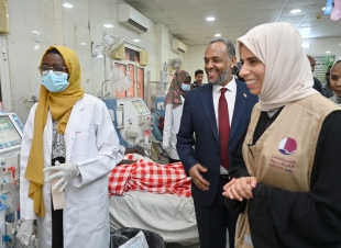 لولوة الخاطر تصل إلى السودان لتأمين المساعدات الإنسانية والغذائية